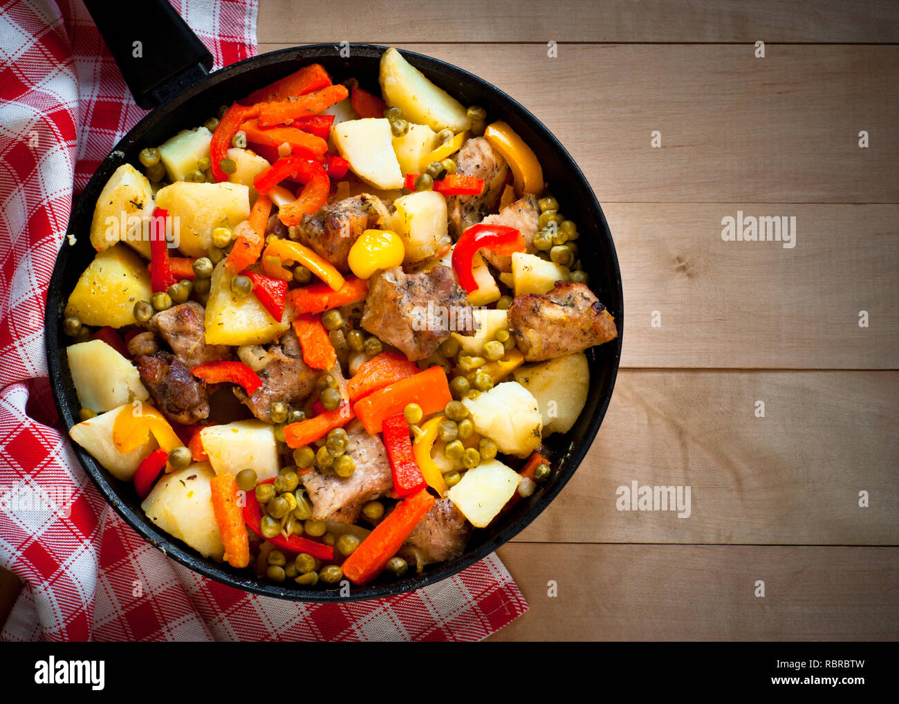 Fleisch mit Gemüse. Essen in der Pfanne. Hauptgericht. Stockfoto