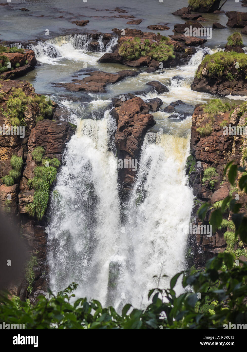 Die Iguazu Wasserfälle in Brasilien und Argentinien. Fluss Iguazu Stockfoto