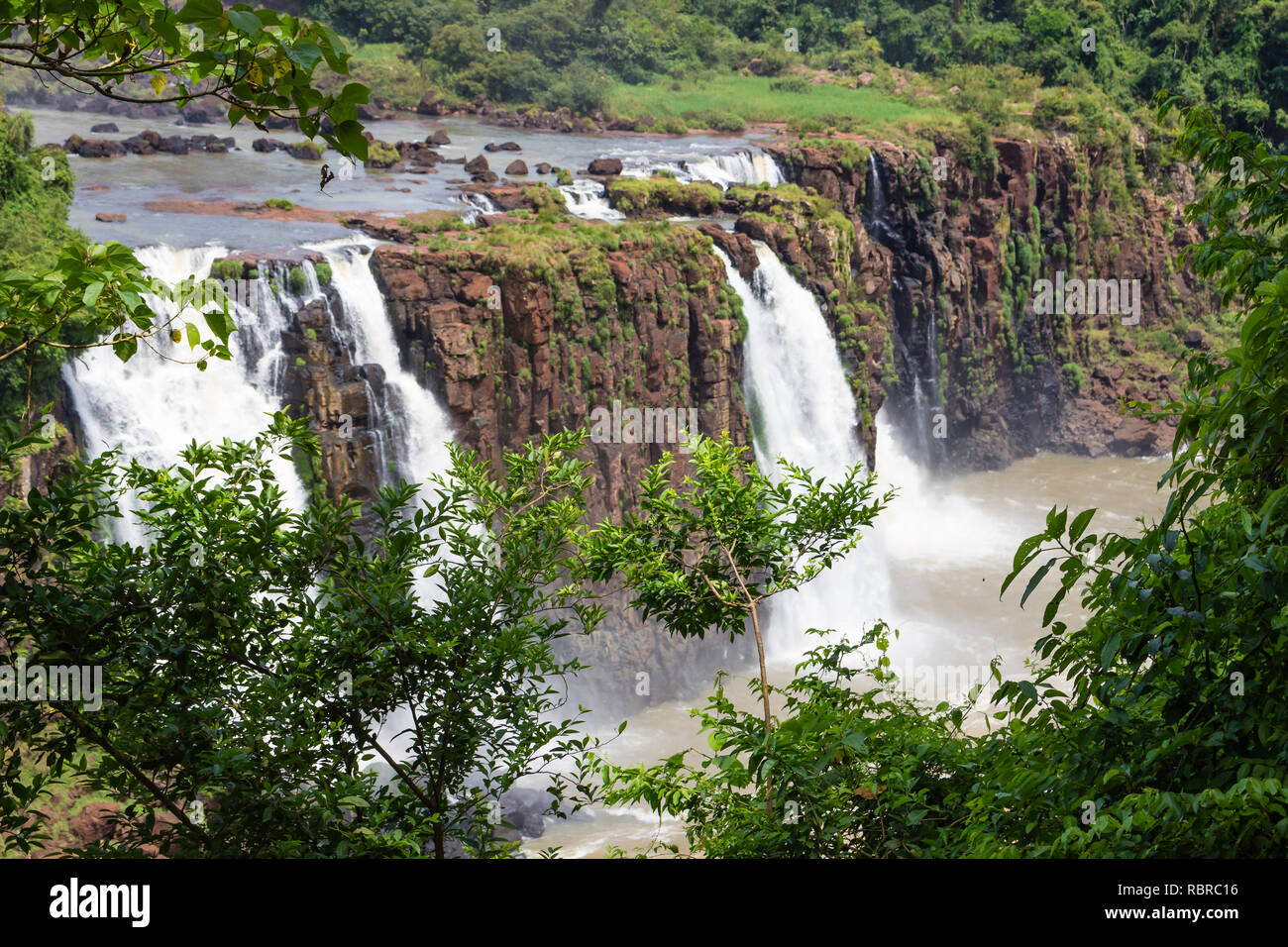 Die Iguazu Wasserfälle in Brasilien und Argentinien. Fluss Iguazu Stockfoto