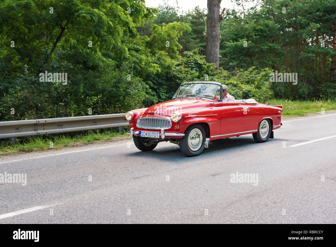 MALACKY, Slowakei - 2. JUNI 2018: Skoda Felicia cabrio Teil nimmt im Vorfeld während der Veteran Car Rallye Kamenak 2018 an der Kamenny mlyn Roadhouse Stockfoto
