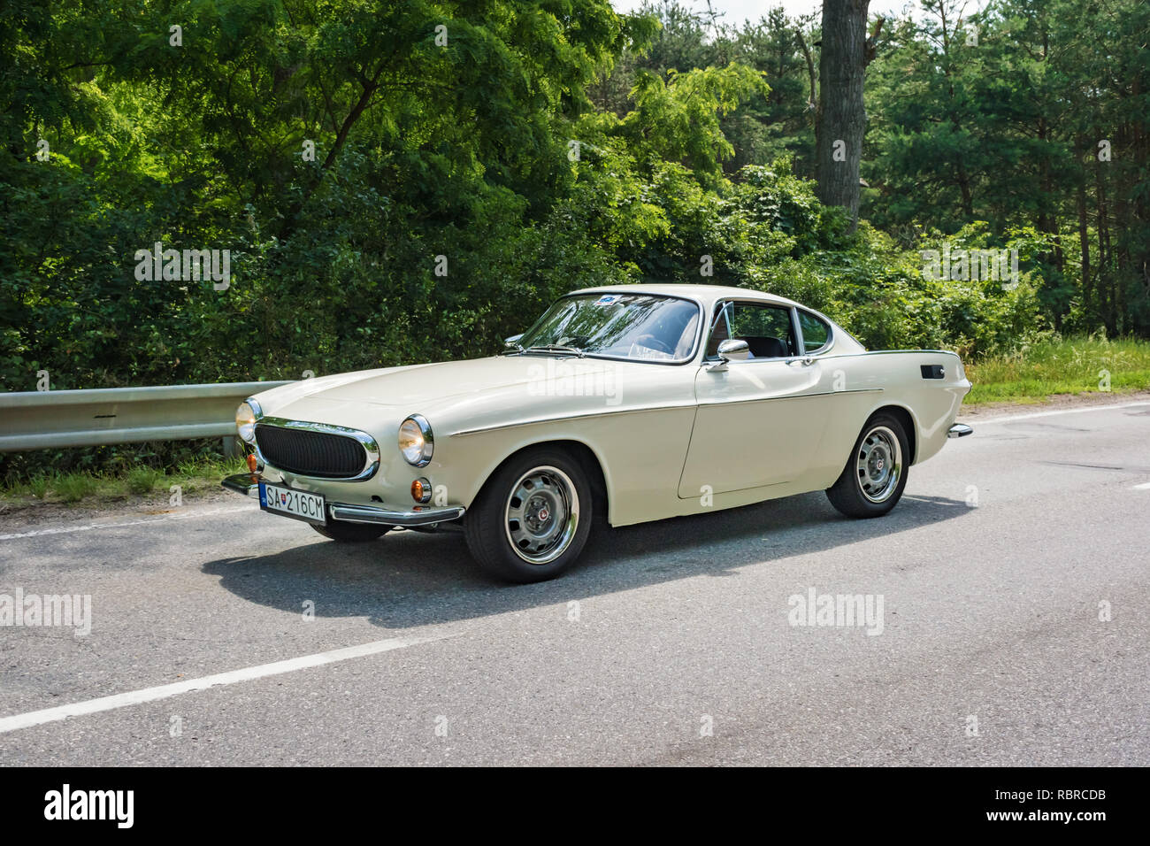 MALACKY, Slowakei - 2. JUNI 2018: Volvo P 1800 S Coupé Teil nimmt im Vorfeld während der Veteran Car Rallye Kamenak 2018 an der Kamenny mlyn Roadhouse Stockfoto