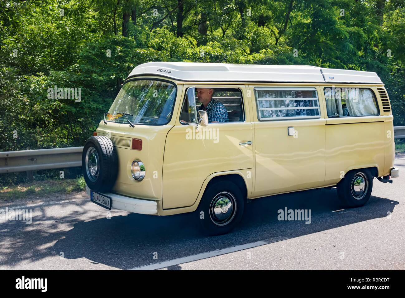 MALACKY, Slowakei - 2. JUNI 2018: Volkswagen Microbus mit dem Westfalia camper Bekehrung Teil nimmt im Vorfeld während der Veteran Car Rallye Kamenak Stockfoto