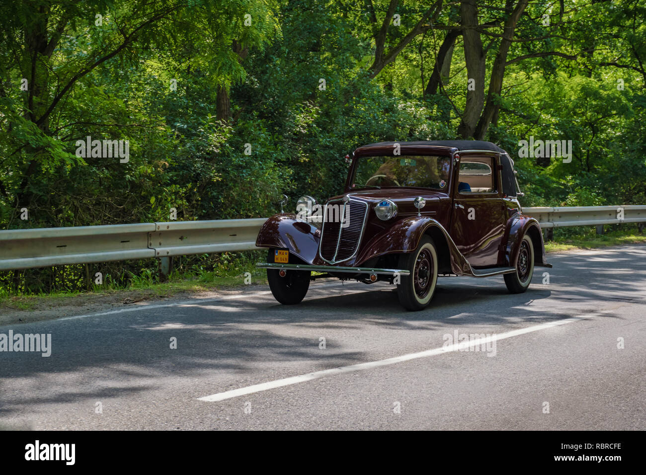 MALACKY, Slowakei - 2. JUNI 2018: Tatra 57 B Teil nimmt im Vorfeld während der Veteran Car Rallye Kamenak 2018 an der Kamenny mlyn Roadhouse Stockfoto