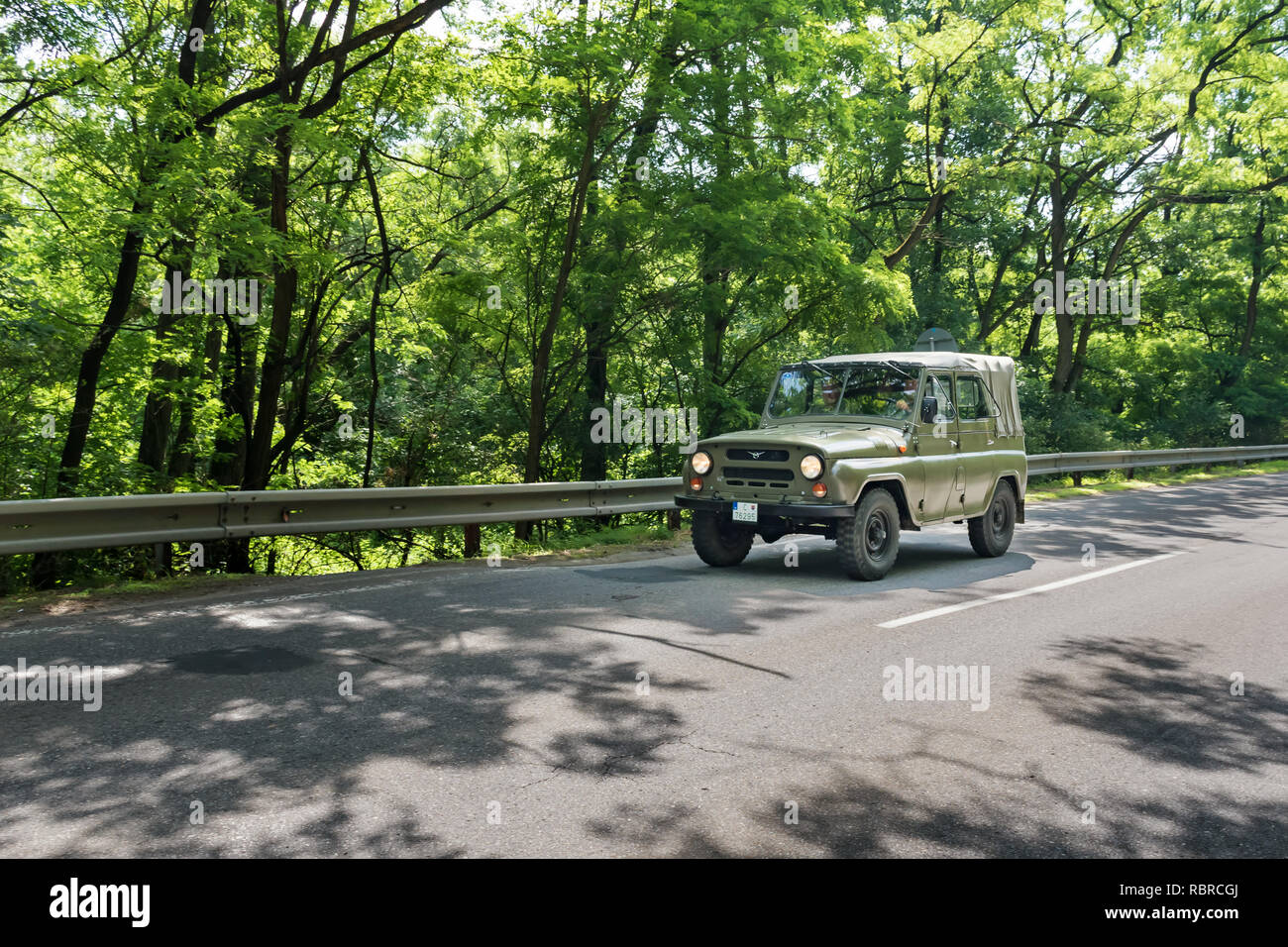 MALACKY, Slowakei - 2. JUNI 2018: UAZ 469 Teil nimmt im Vorfeld während der Veteran Car Rallye Kamenak 2018 an der Kamenny mlyn Roadhouse Stockfoto
