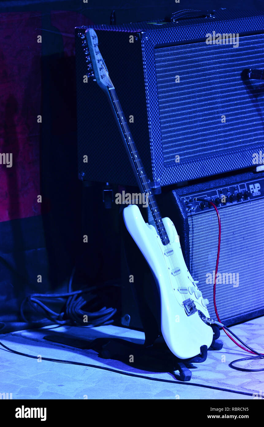 E-Gitarre auf der Bühne Stockfoto