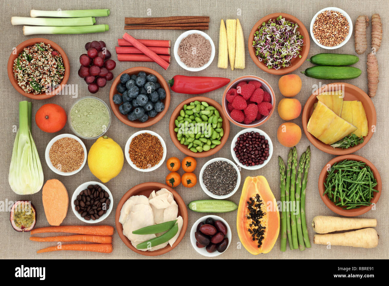 Gesunde Ernährung Lebensmittel wie Fisch, Fleisch, Getreide, Samen, Kaffee, Ergänzung Pulver, Obst, Gemüse und Gewürze. Stockfoto