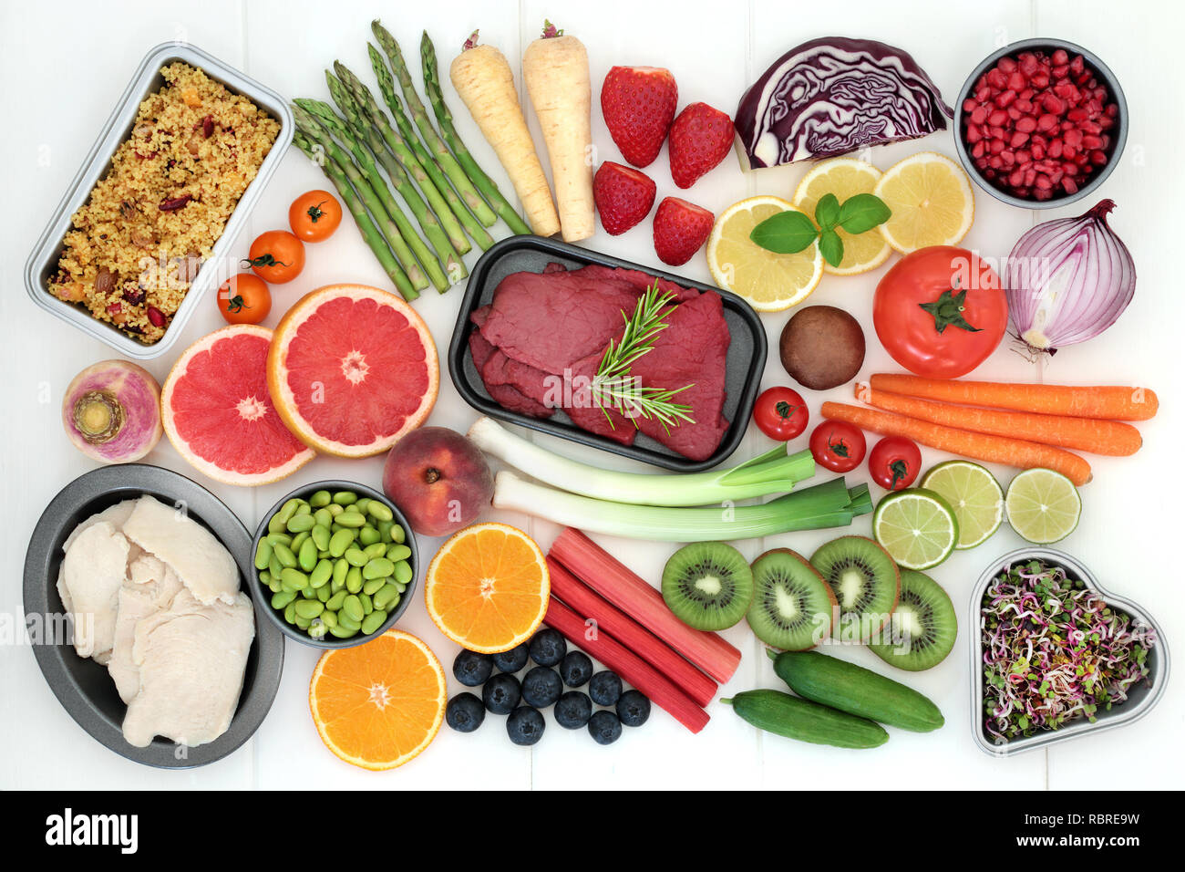 Gesundheit Nahrung für Gewichtsverlust mit magerem Fleisch, Obst, Gemüse und Getreide, Salat. Super Lebensmittel, die einen hohen Gehalt an Antioxidantien, anthocayanins, Eiweiß und Vitamine. Stockfoto