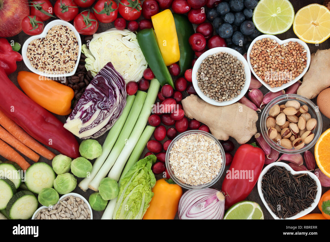 Super Food Konzept für eine gesunde Ernährung mit Samen, Nüsse, Obst, Gemüse, Getreide, Kräuter, und Körner. Lebensmittel, die einen hohen Gehalt an Antioxidantien, Protein, Anthocyane, Stockfoto