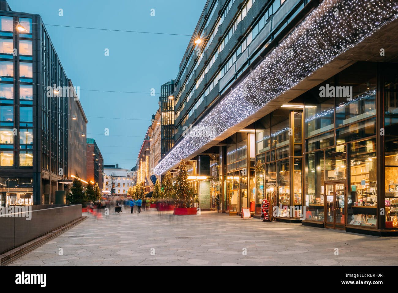 Helsinki, Finnland. Einkaufszentrum im Neuen Jahr Lichter Christbaumschmuck und festliche Beleuchtung in Kaivokatu Straße. Winter Weihnachten Urlaub Meer Stockfoto