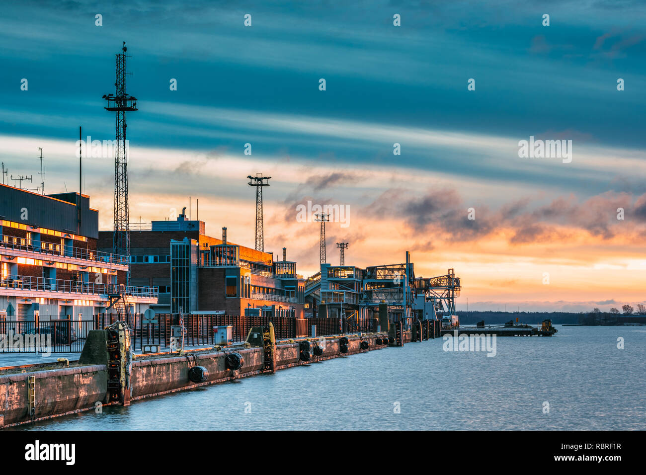 Helsinki, Finnland. Blick auf den Fährhafen Kauppatori auf den Sonnenaufgang. Stockfoto