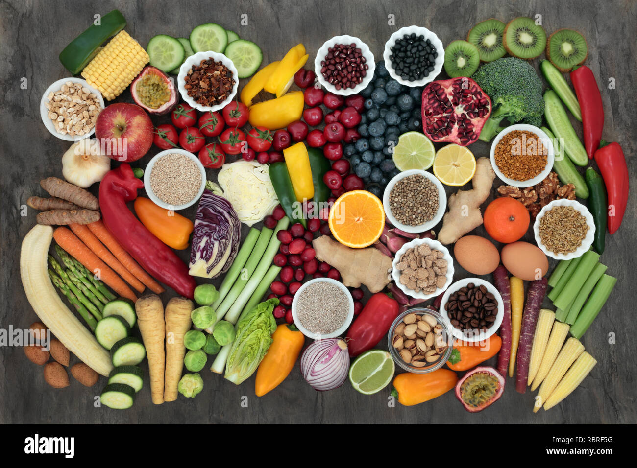 Großen super Health Food Collection mit frischem Obst, Gemüse, Samen, Getreide, Milchprodukte, Kaffee, Nüsse, Hülsenfrüchte, Getreide, Kräuter und Gewürze. Stockfoto