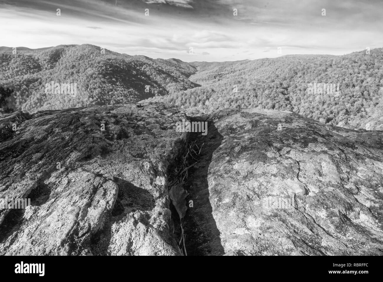 Appalachian bieten einen schönen Blick auf Ridge line von Boulder in Schwarz und Weiß Stockfoto