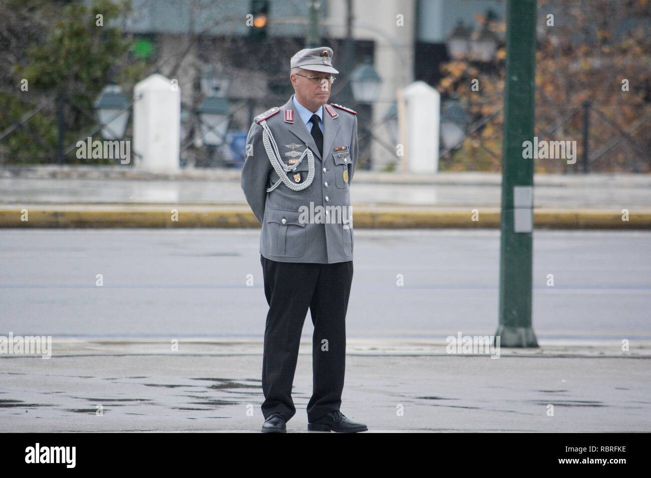 Ein Offizier der Deutschen Armee gesehen, bevor die Kaution Kranz Zeremonie der Bundeskanzler der Bundesrepublik Deutschland, Angela Merkel, an dem Denkmal des unbekannten Soldaten. Stockfoto