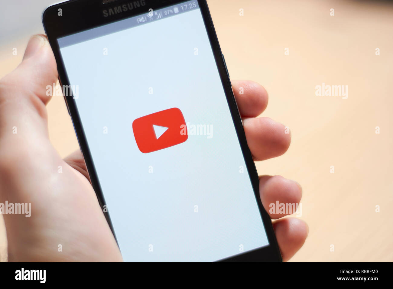 BUENOS AIRES, Argentinien - 9. JANUAR 2019: Hand mit einem Mobiltelefon, das YouTube Logo der mobilen Anwendung. Stockfoto