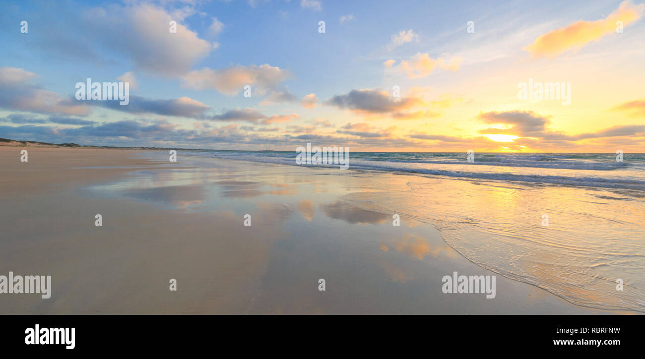 Broome, Western Australia. Kabel-Strand bei Sonnenuntergang. Stockfoto