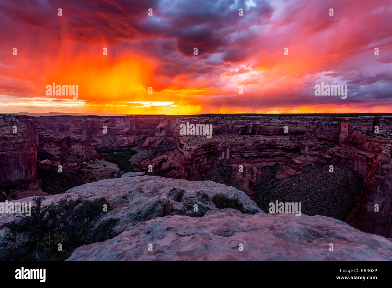 Sonnenuntergang von Spider Rock View Point in Canyon de Chelly National Monument des nördlichen Arizona. Stockfoto
