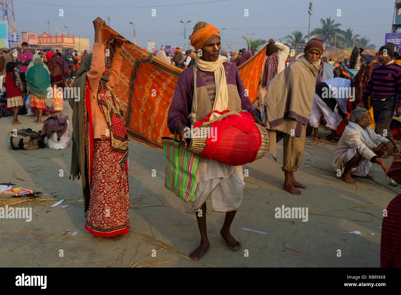 Ein Pilger führt religiöse Lied an gangasagar Messe. Stockfoto