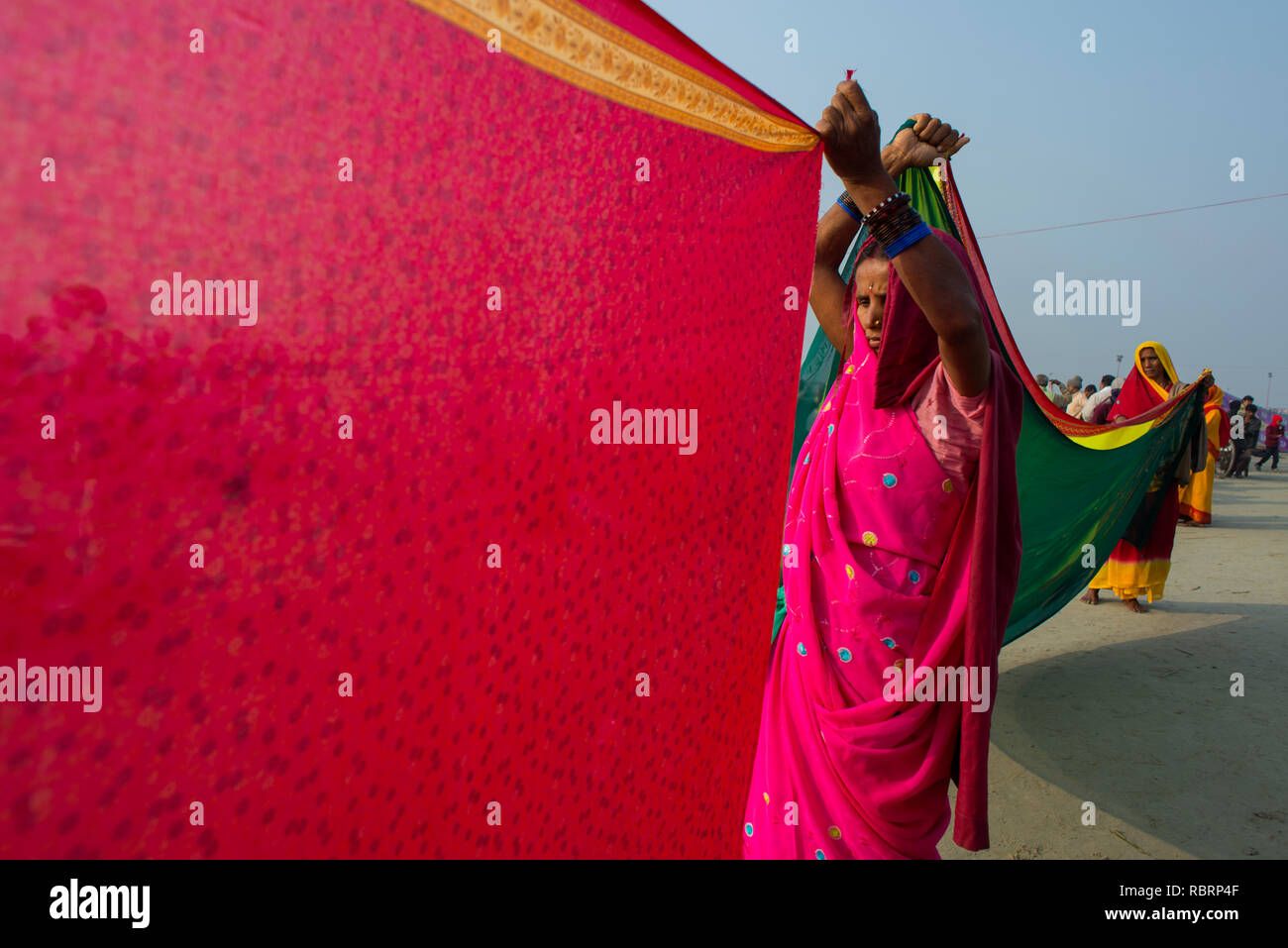 Frauen Pilger trocken Saree nach der Badewanne an gangasagar Messe. Stockfoto