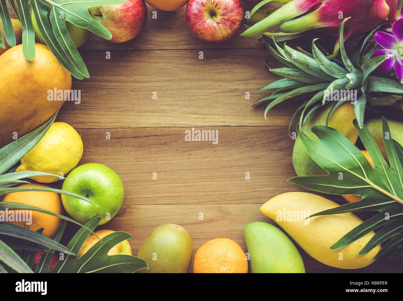 Gruppe von Früchten auf Holz Tisch mit Platz Hintergrund Stockfoto