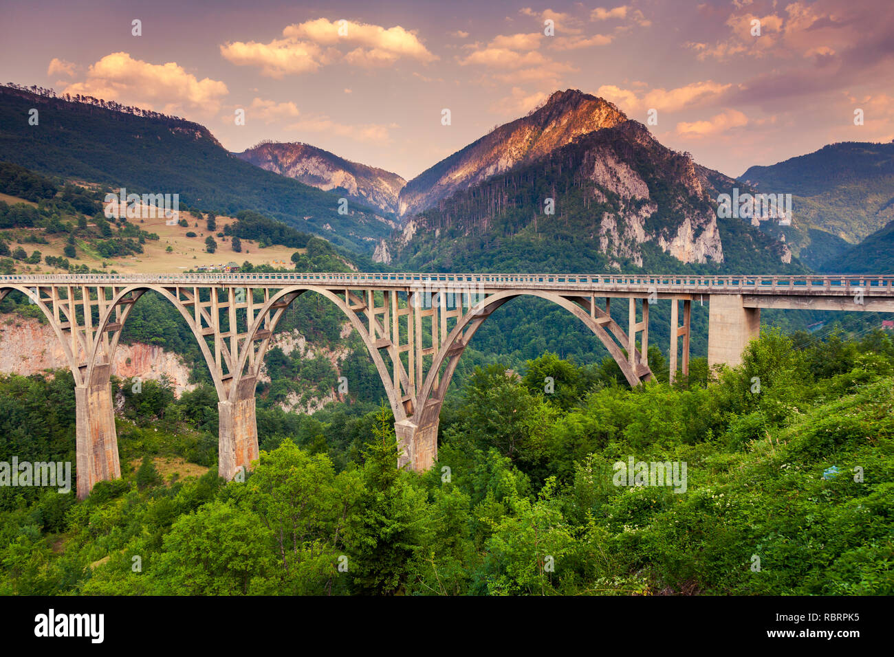 Alte große Brücke in Durdevica und fantastischer Aussicht Tara River Gorge - ist die größte Schlucht Europas im Nationalpark Durmitor, Montenegro. Balka Stockfoto