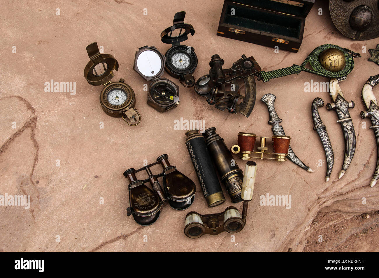Antike alte Pirat Raritäten Sammlungen: Bronze manuell rotation Kompass, Fernglas, Teleskop, monokel und Dolche Stockfoto