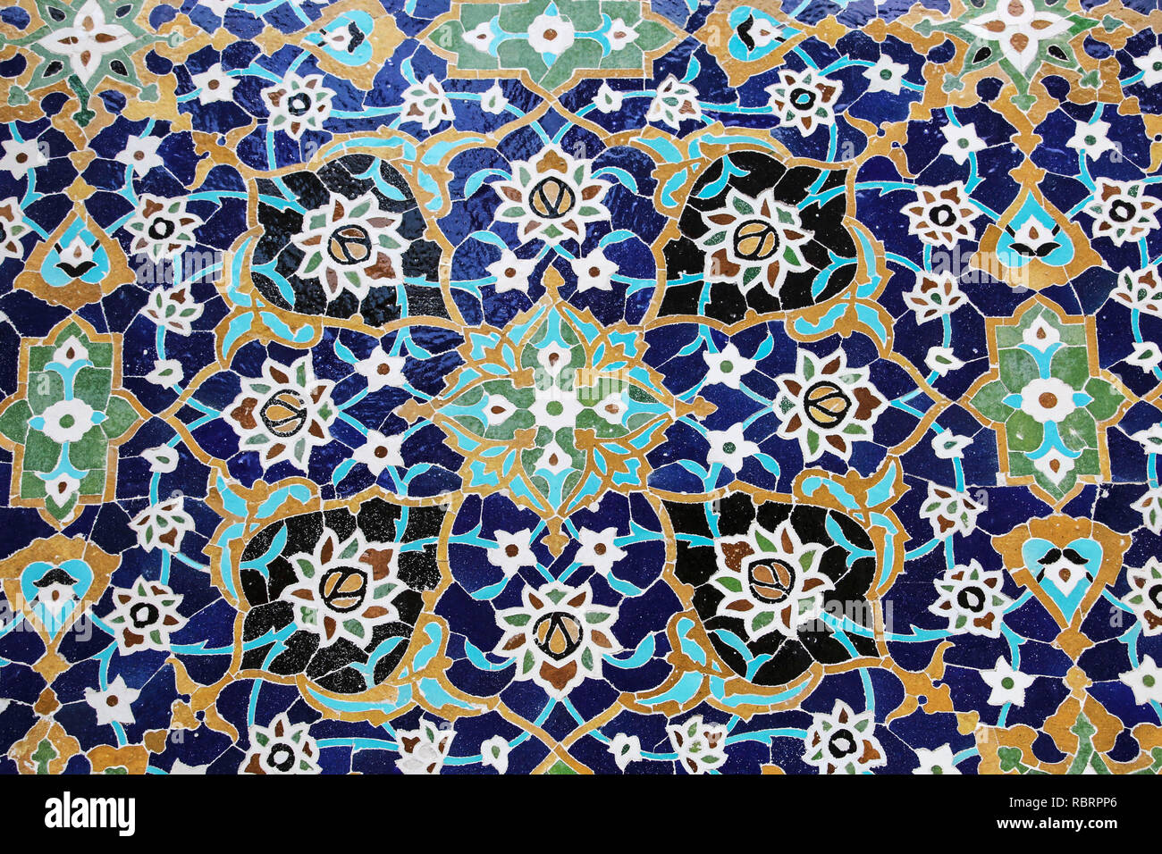 Buntes Mosaik und Fliesen in der traditionellen persischen Stil an der Wand Grab von Scheich Safi al-Din, Ardabil, Norden des Iran. UNESCO-herita Stockfoto