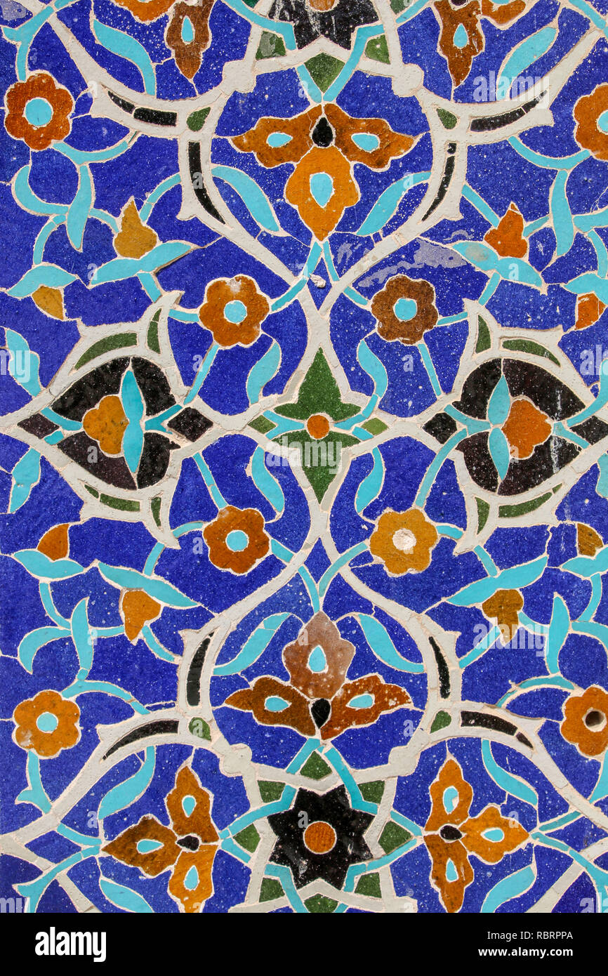 Buntes Mosaik und Fliesen in der traditionellen persischen Stil auf der Wand des Jameh Moschee Isfahan, Iran. Weltkulturerbe der UNESCO Stockfoto