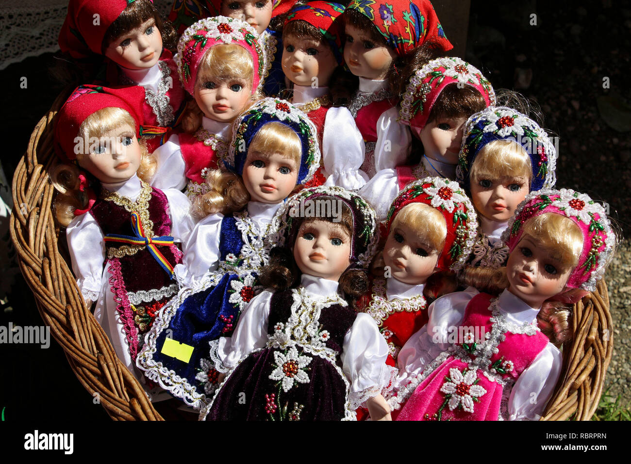 Traditionelle Porzellanpuppen zum Verkauf in einem Souvenirshop in Bran, Rumänien. Stockfoto