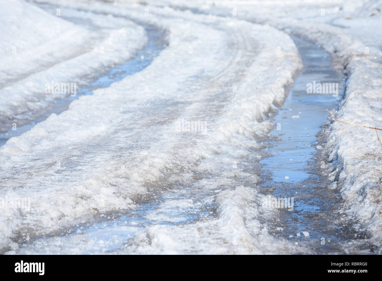 Anschluss auf der Straße im Schnee Stockfoto