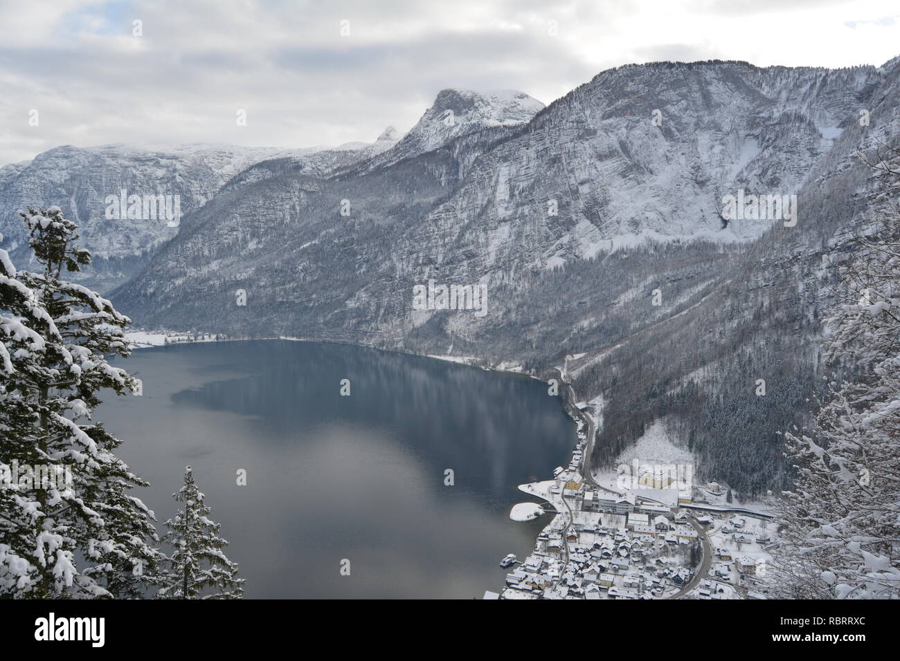 Hallstatt Sky Walk. Atemberaubende Aussicht von oben auf den See und die schneebedeckten Berge. Stockfoto