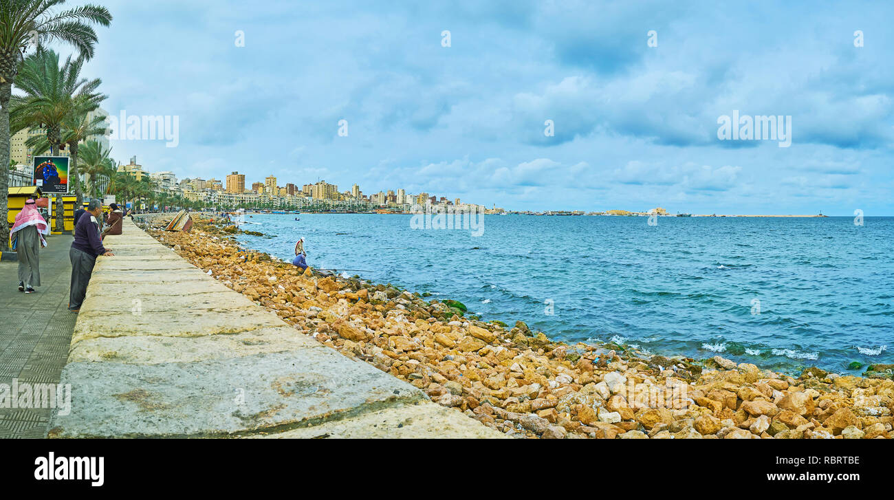 ALEXANDRIA, Ägypten - Dezember 19, 2017: Panorama der langen Küstenlinie der Stadt und der Linie der Palmen in Corniche Road, am 19. Dezember in Alexand Stockfoto