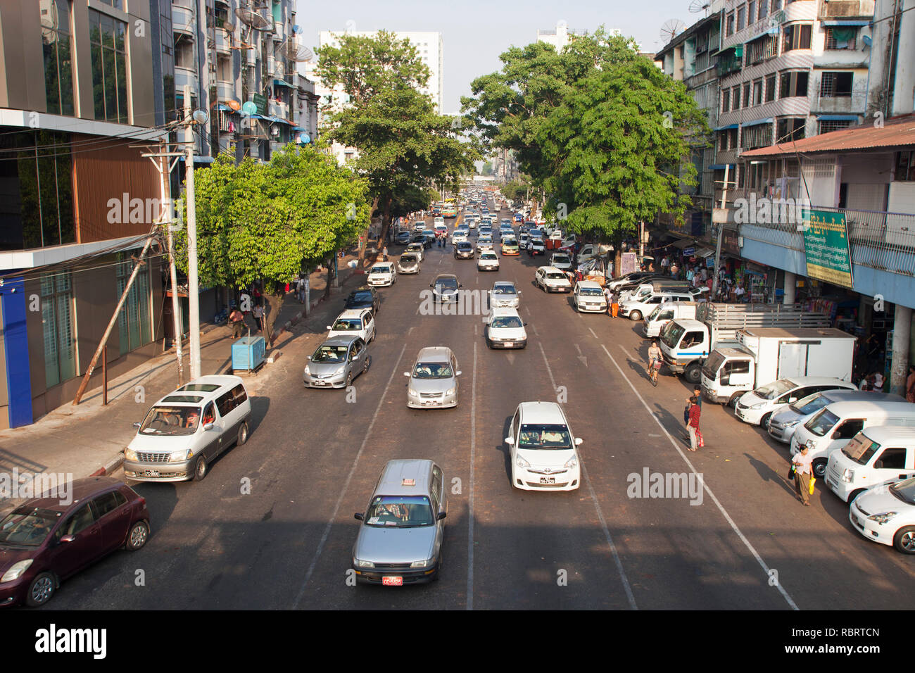 Der Verkehr auf der Anawrahta Straße, Stadtzentrum, Yangon, Myanmar, Asien Stockfoto