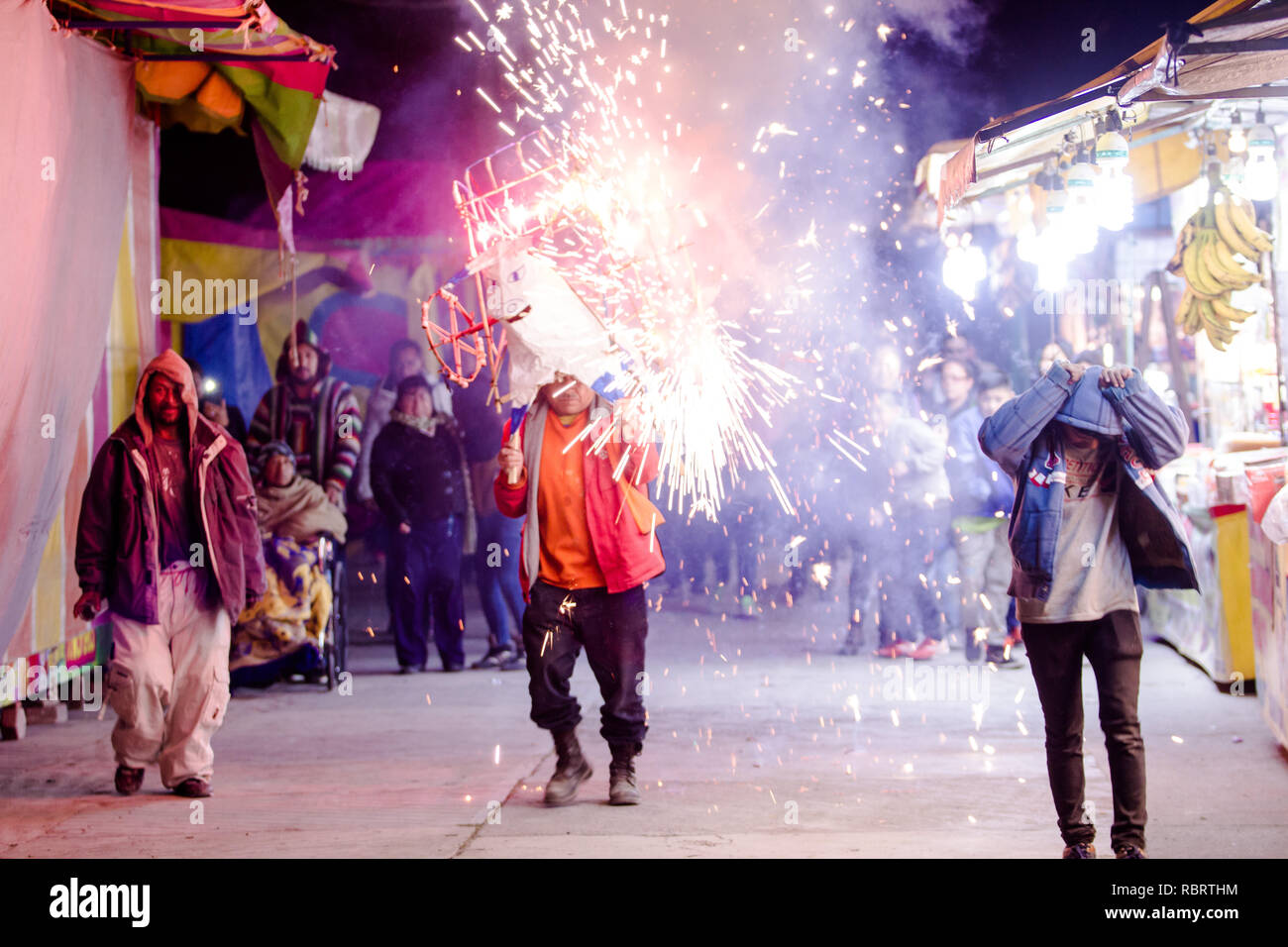 Tlaxcala, Mexiko - Januar 05.2019 bei religiösen Feierlichkeiten in Mexiko ist sehr häufig ein Mann tanzen mit einem Stier wie Spielzeug mit Feuerwerk zu sehen Stockfoto