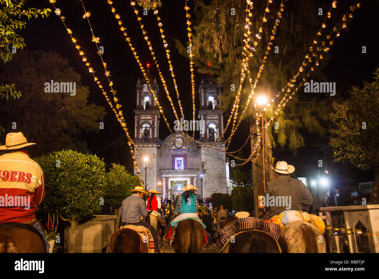 Tlaxcala, Mexiko - Januar 05.2019 bei religiösen Feierlichkeiten in Mexiko ist sehr häufig zu sehen, mexikanische Charros die Kirche auf ihren Pferden an Stockfoto