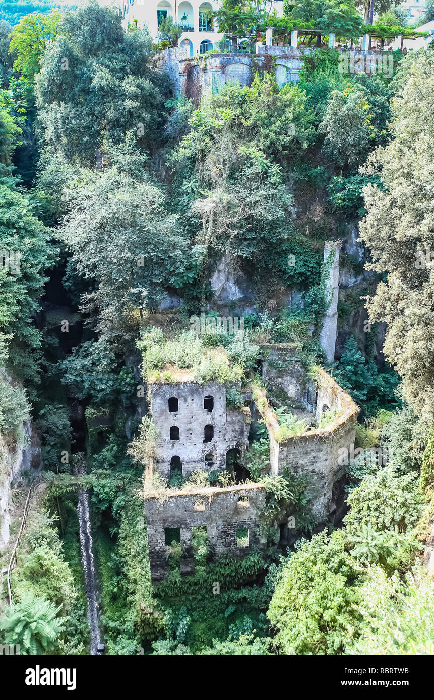 Ansicht der alten idyllischen Ruine einer Mühle im Tal "Vallone dei Mulini" in der Altstadt von Sorrento. Italien Stockfoto