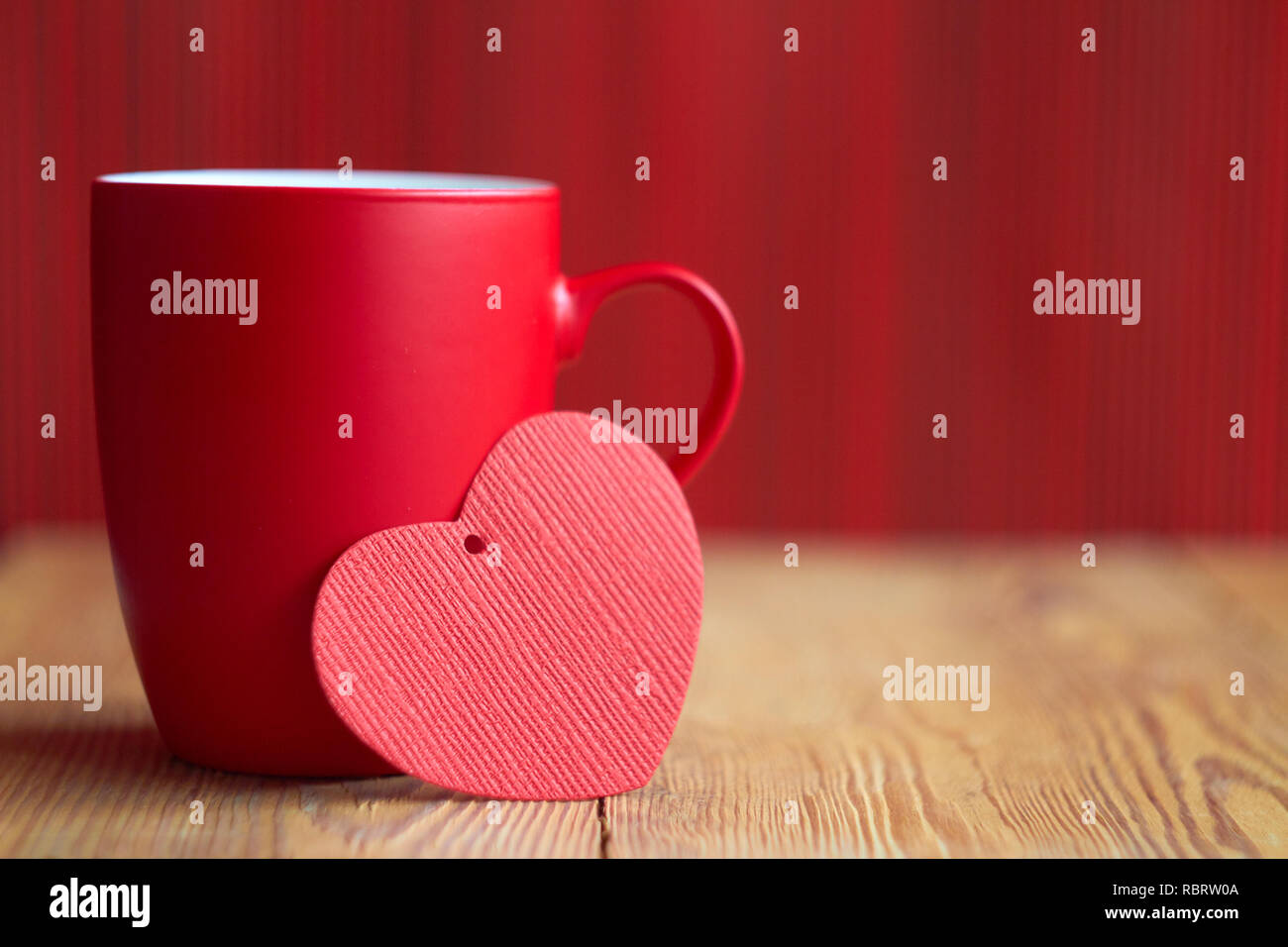 Valentinstag mit roter Schale auf Holz- Hintergrund. Close-up. Für Text, kopieren. Stockfoto