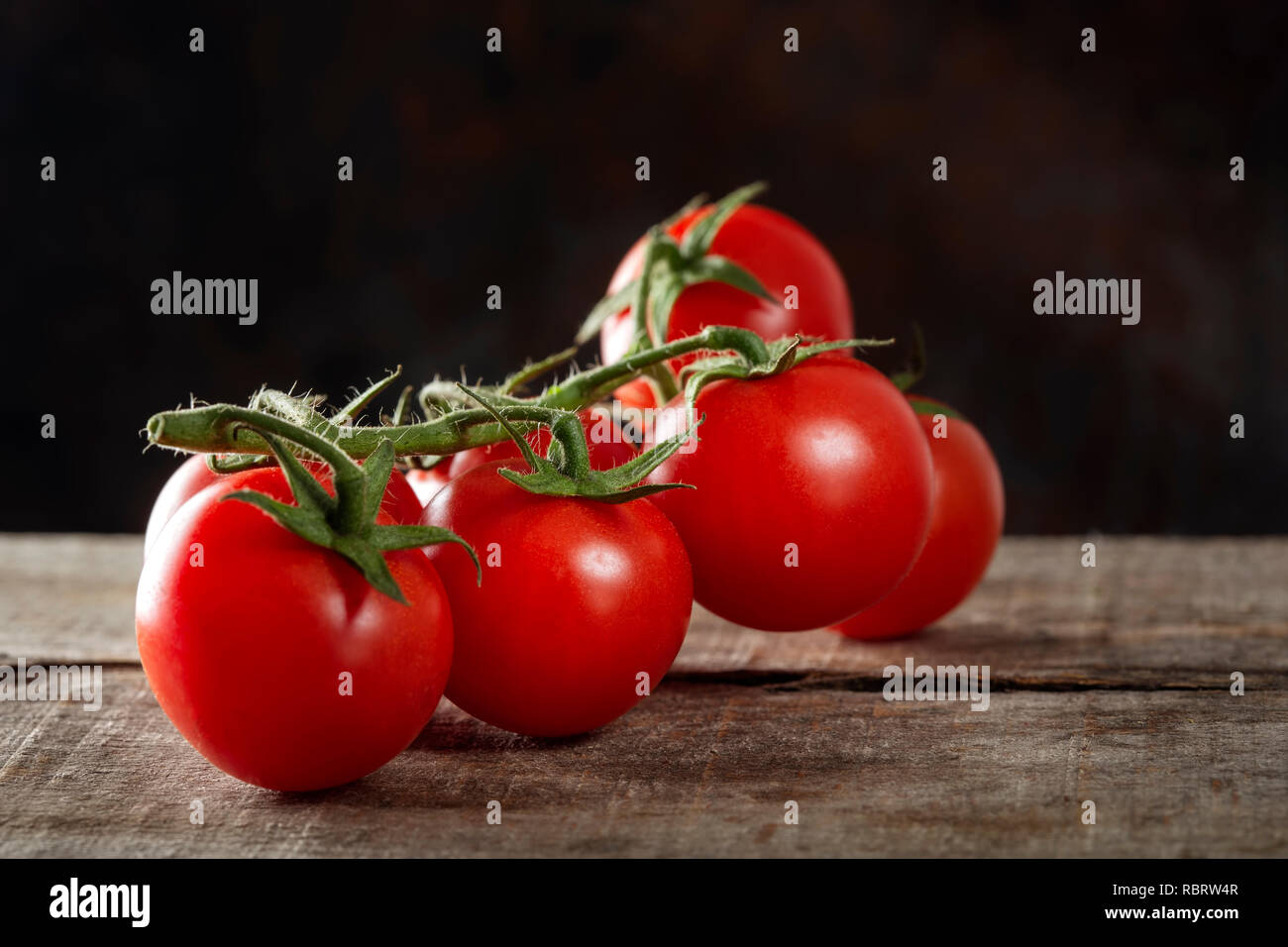 Frische Zeile Kirschtomaten auf Holz Stockfoto