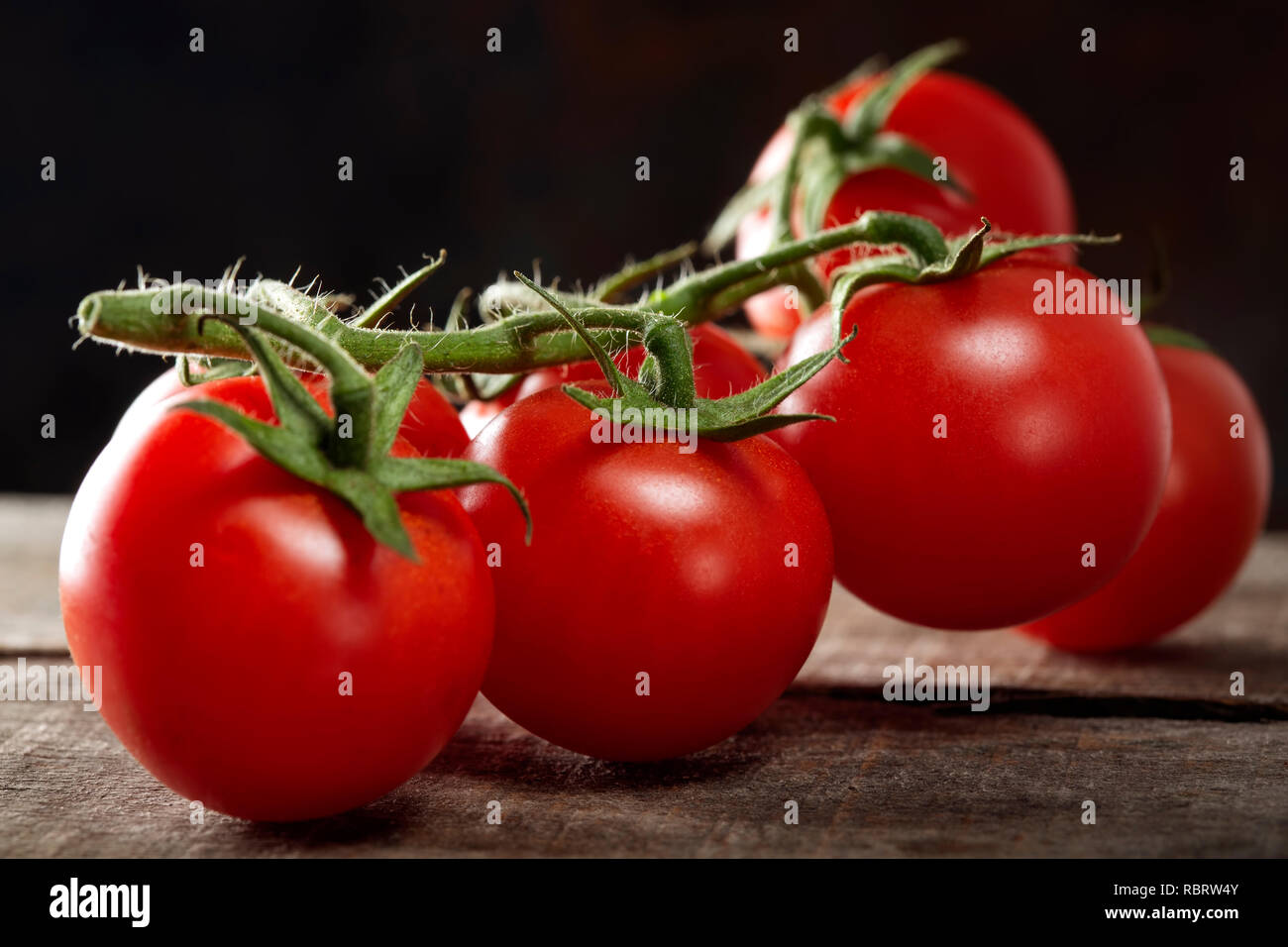 Frische Zeile Kirschtomaten auf Holz, Ansicht schließen Stockfoto