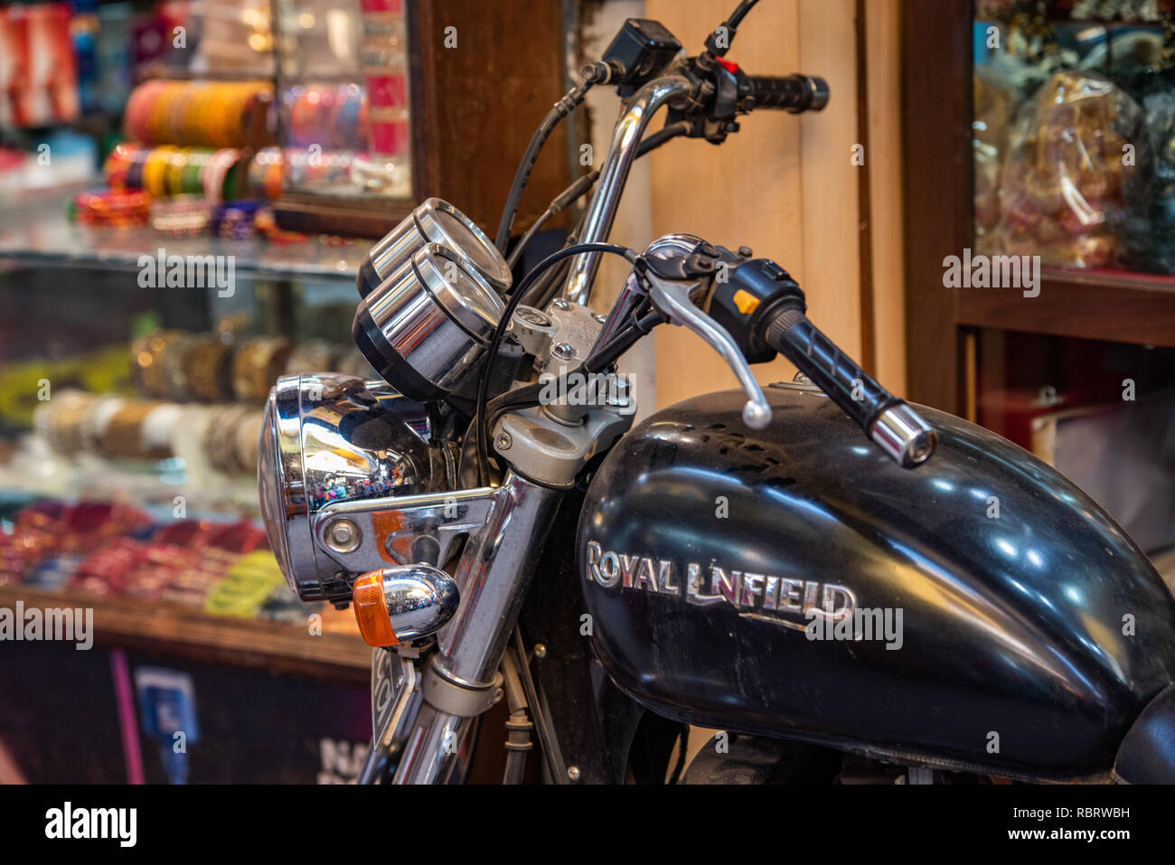 Eine Royal Enfield Bullet Motorrad in Varanasi, Indien. Stockfoto