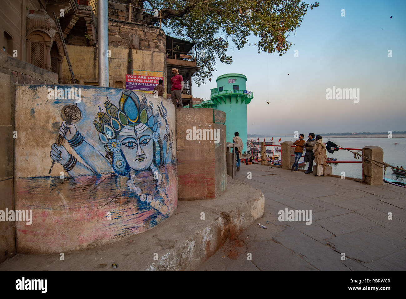 Wandbild eines Shiva der hinduistische Gott in Varanasi, Indien mit der Ganges in den Hintergrund. Stockfoto