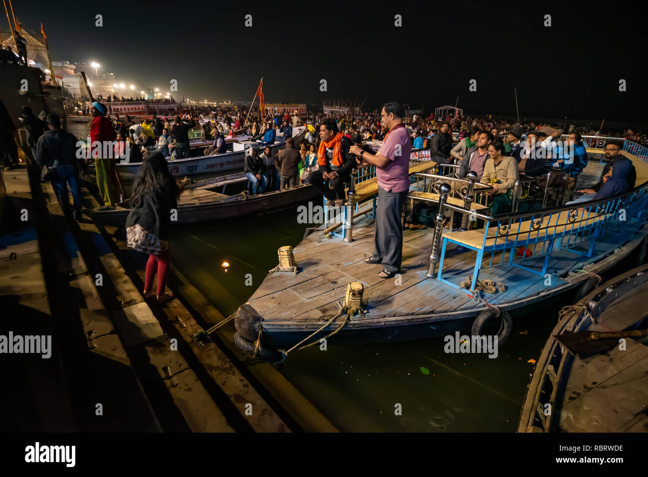 Anbeter beobachten am Abend Ganga Aarti in Dashashwamedh Ghat in Varanasi, Indien Stockfoto