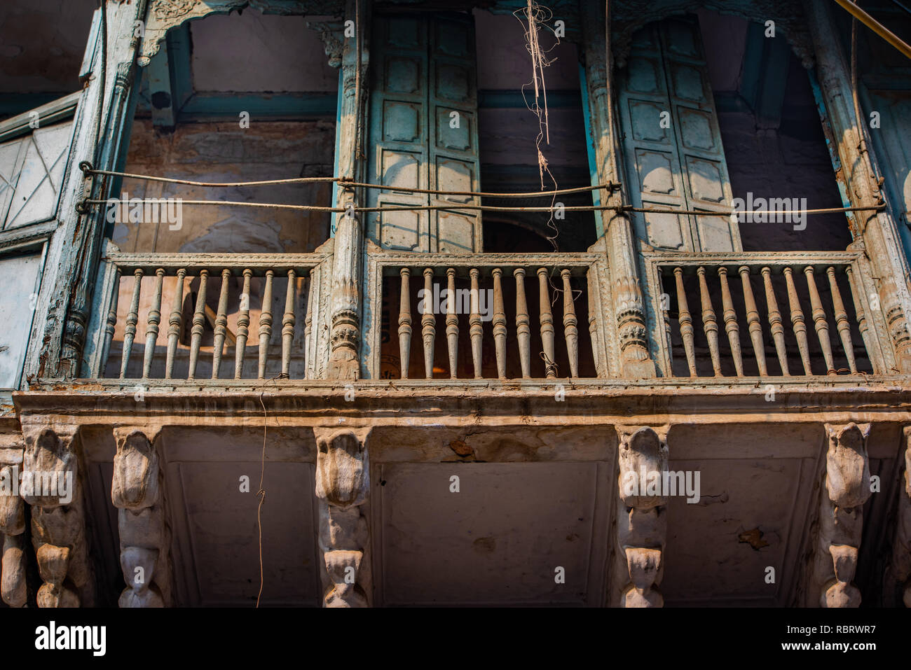 Ein Balkon in Alt Delhi in der Nähe von Chandni Chowk, Indien Stockfoto