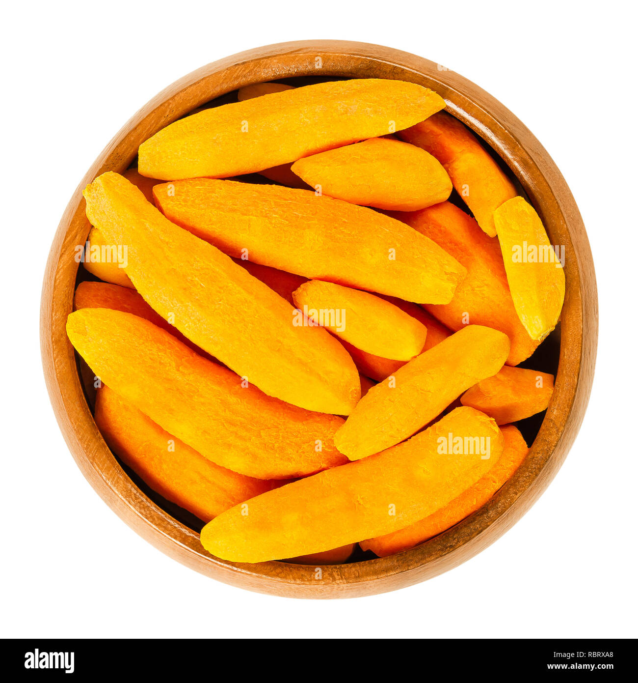 Geschälte Gelbwurz Rhizome in Houten. Frischen Wurzeln von Curcuma longa, Kurkuma, mit Orange. Spice für Currys, Färbung Senf und Medizin. Stockfoto