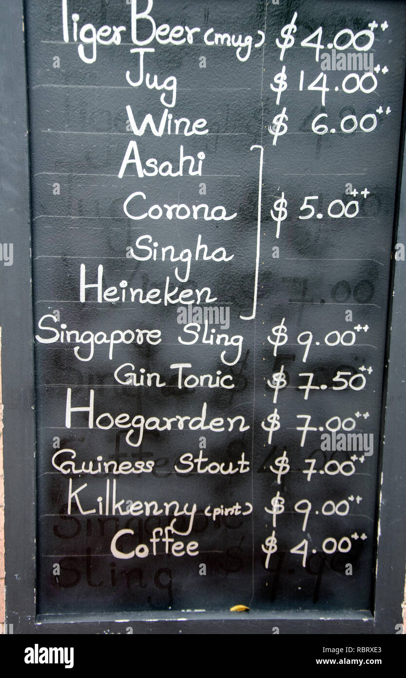 Eine Liste der Getränke weißte auf einem Brett außerhalb eines Singapur Bar mit der berühmten "Singapur Sling' Stockfoto