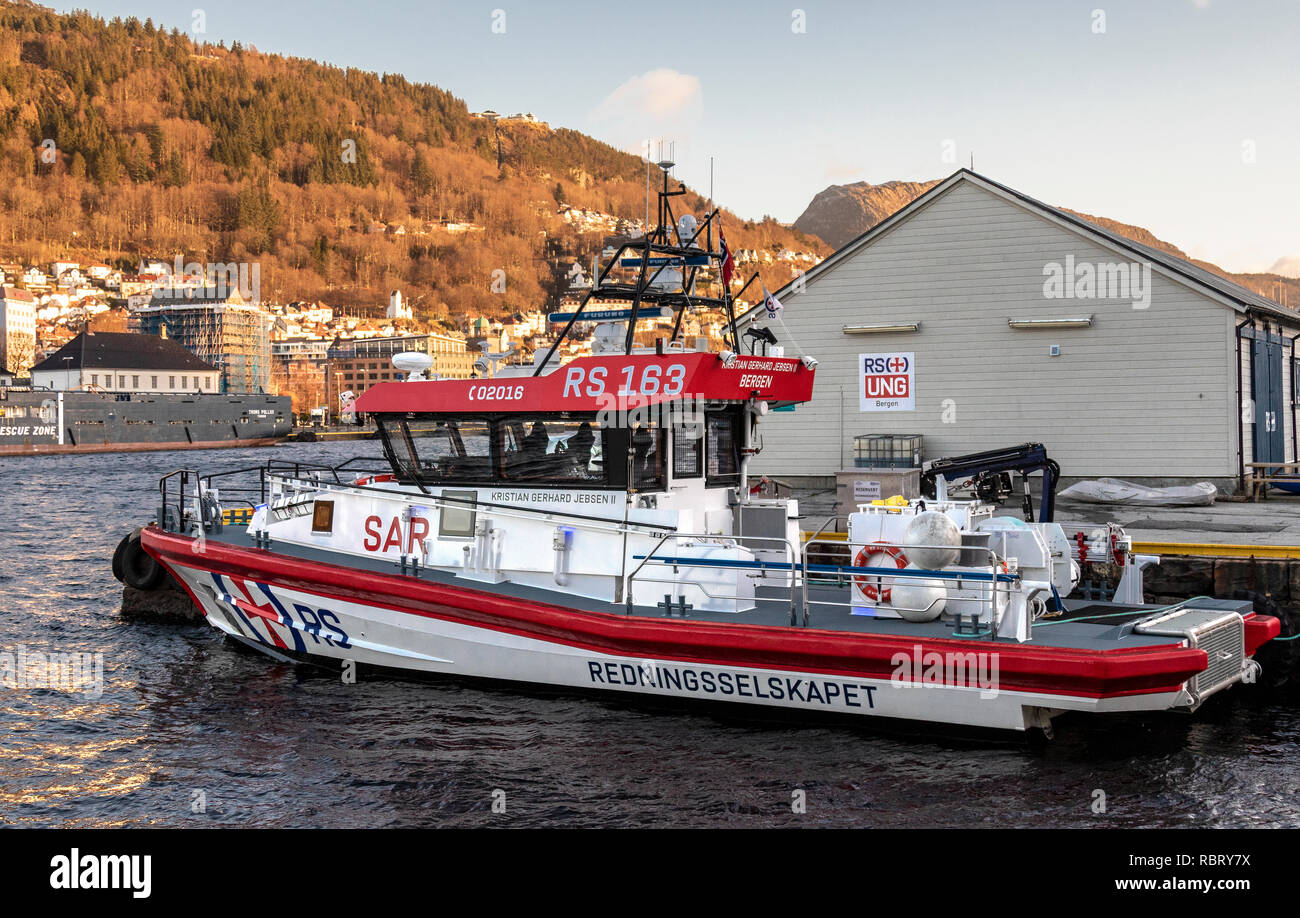 High speed Seenotrettungskreuzer Kristian Gerhard Jebsen II Leerlauf im Hafen von Bergen, Norwegen. Erbaut 2017, Material Aluminium, Wasserstrahl Vortrieb. Stockfoto