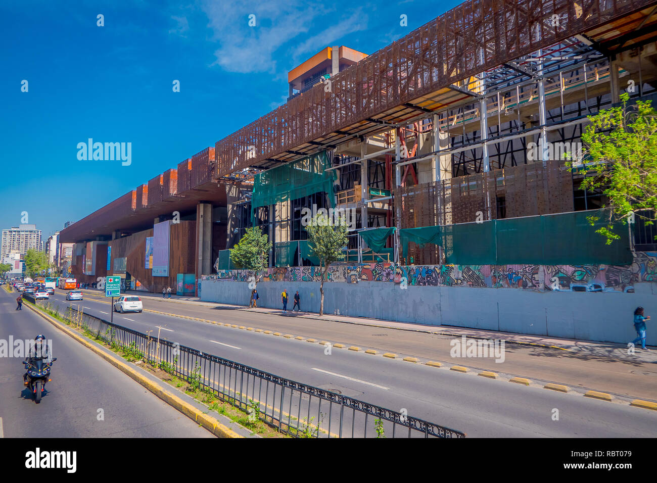 SANTIAGO, CHILE - 16. Oktober 2018: Im Blick auf den Bau von metallischen Gebäude zu Ehren Gabriela Mistral in Santiago, Chile, der Dichter den Nobelpreis für Literatur 1945 gewann Stockfoto