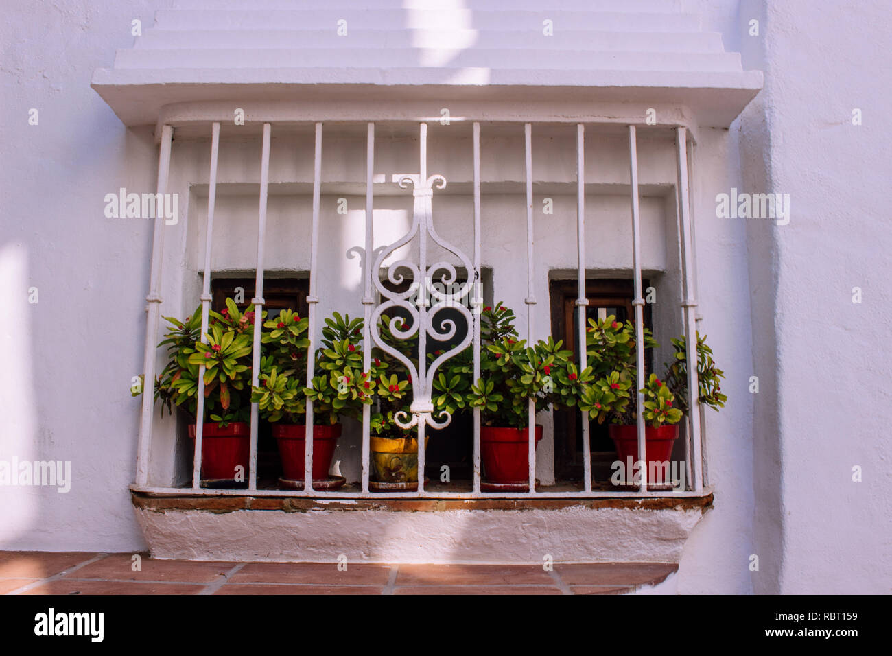 Fenster. Traditionell Spanisch Windows mit den Blumentöpfen dekoriert. Stockfoto