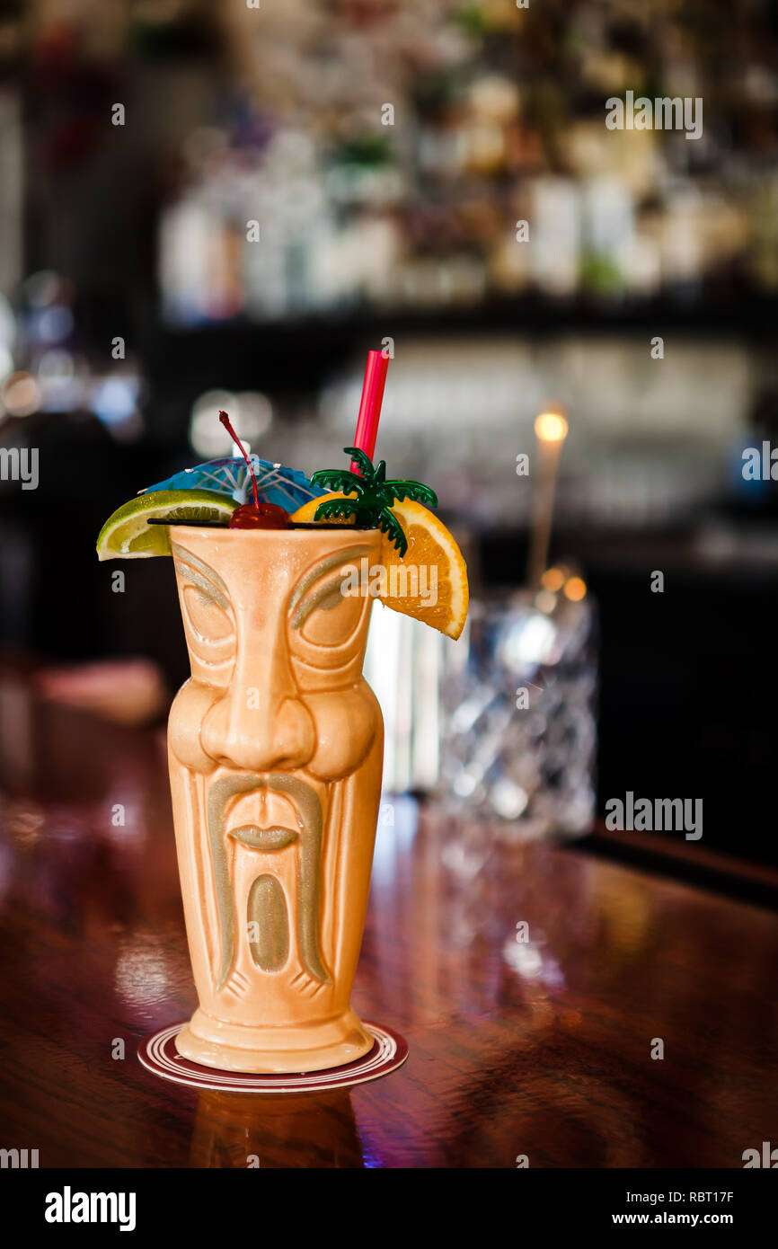 Tiki Cup Fun Tropical Cocktail Stockfoto