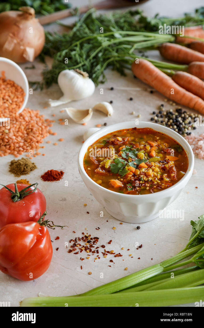 Herzhafte Gemüsesuppe Linsensuppe angezeigt mit Zutaten Stockfoto