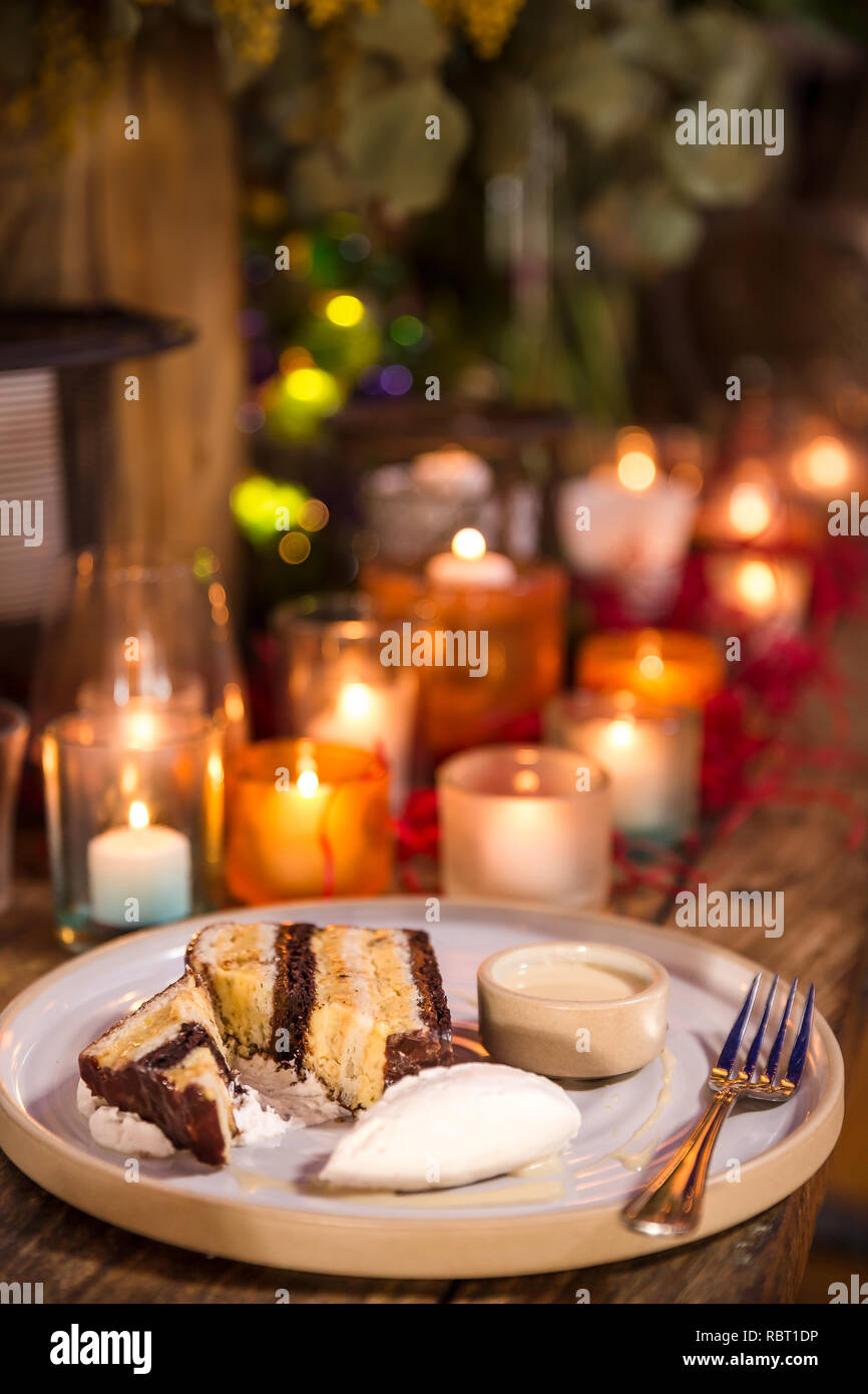 Französische elf Layer Cake mit Eis und Kerzen Stockfoto